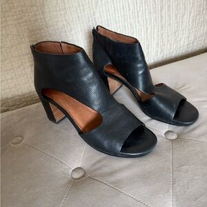Gentle Souls Black Heels with Chunky Heel and Modern Design
